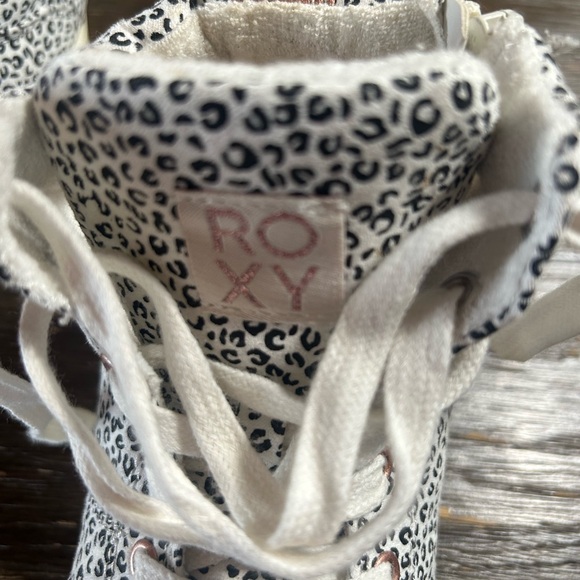 Like New Roxy Camu high top sneakers size 3 youth - Picture 7 of 11